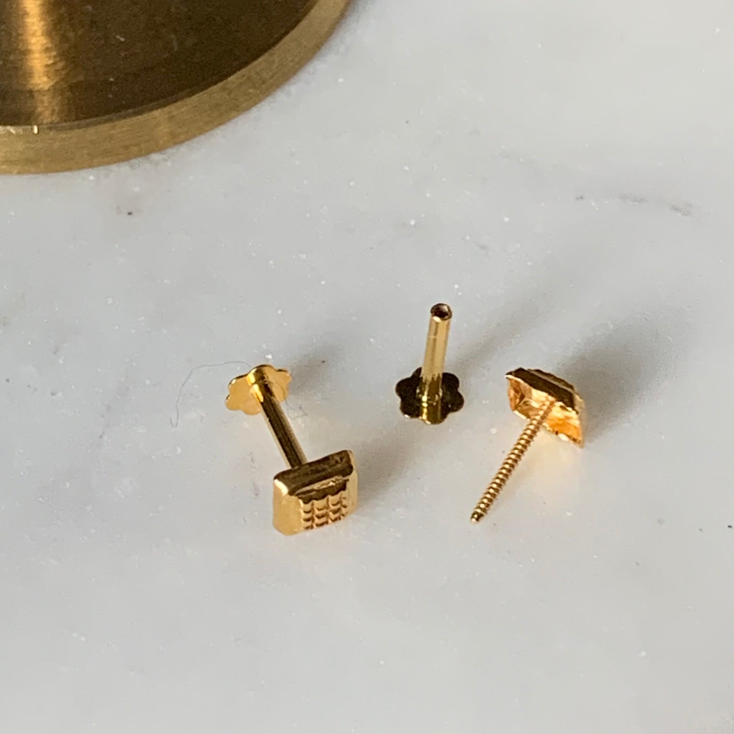 18ct Gold carved Stud pair| 4mm