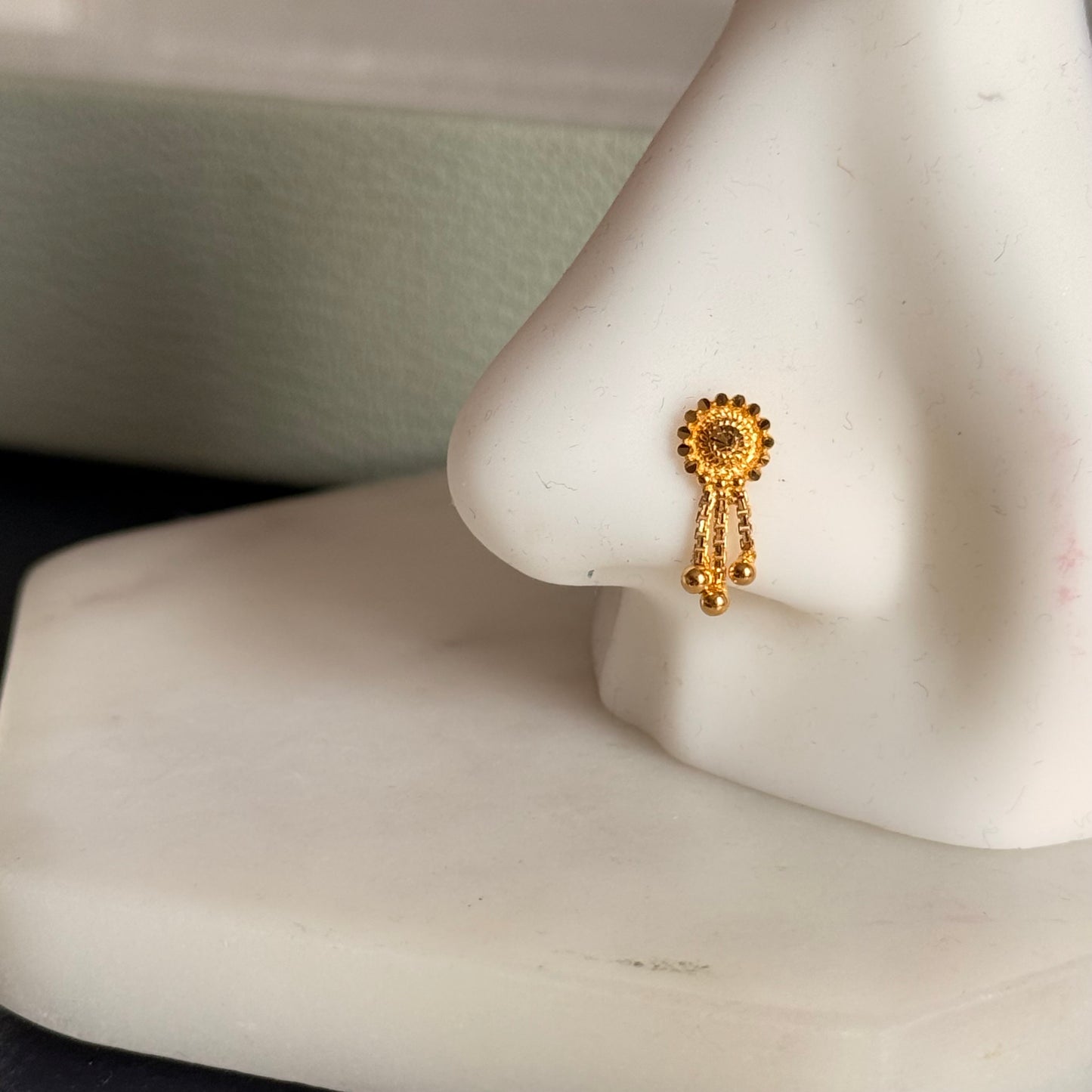 Yusra | 18ct gold flat back stud
