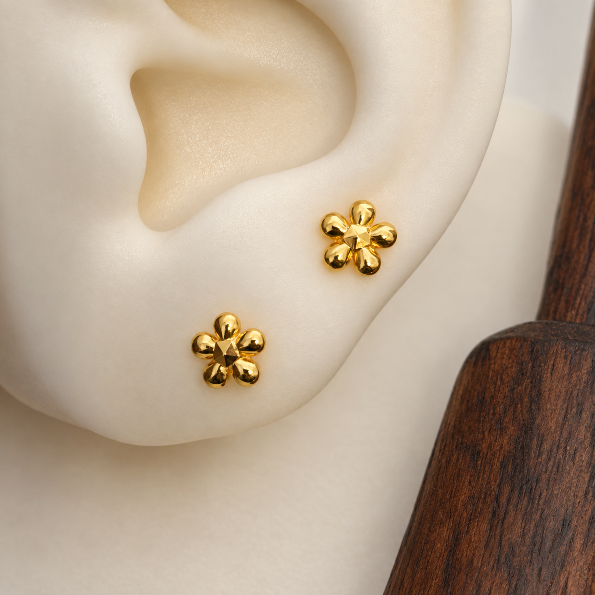Belle, 18ct Gold Floral stud | 6mm