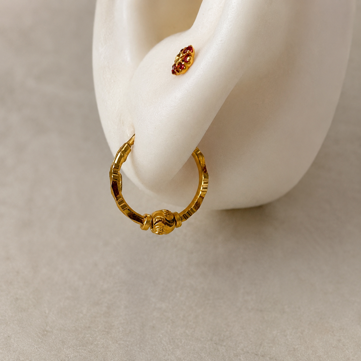 Vela, 22ct gold hoop pair | small