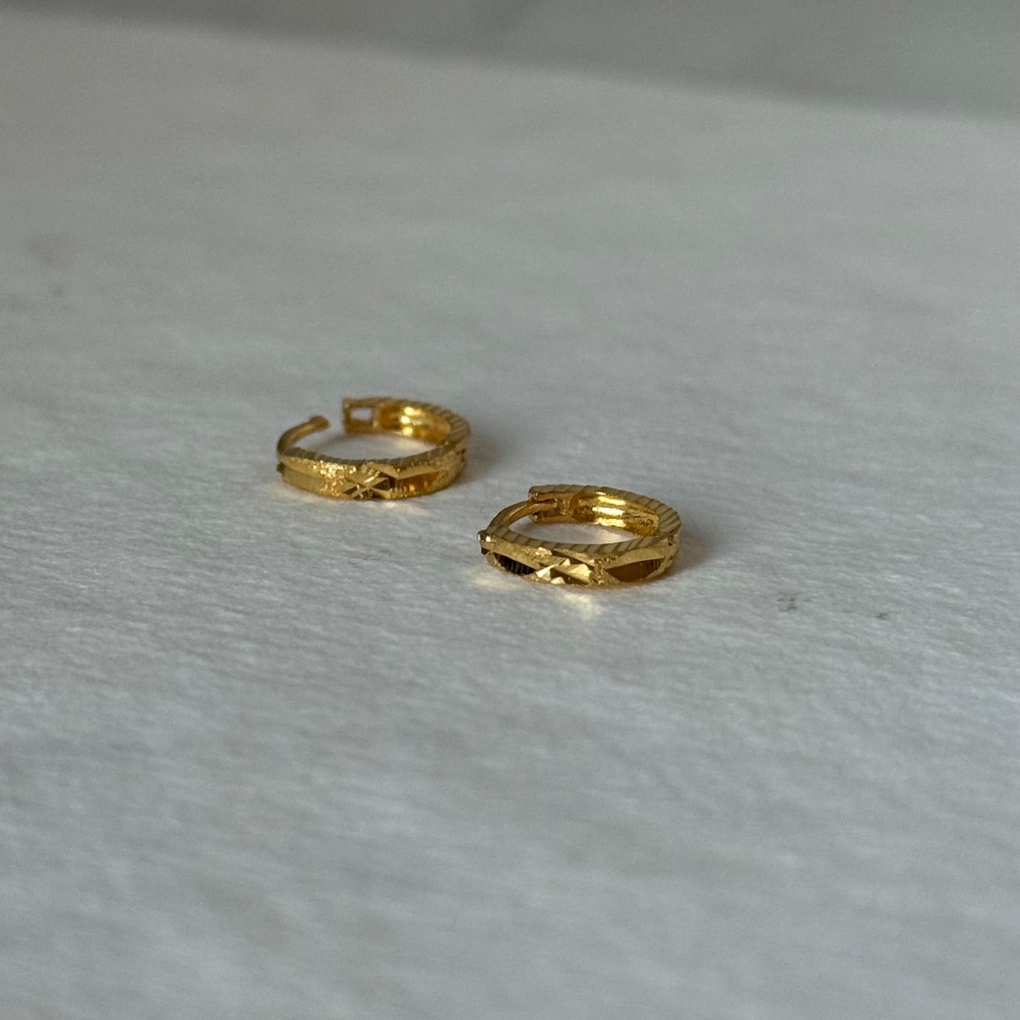 18ct gold intricate hoop | 7mm