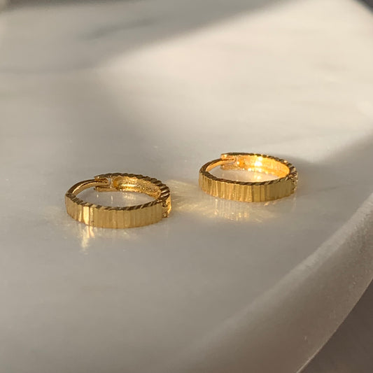 18ct Gold Huggies | 8mm (3)