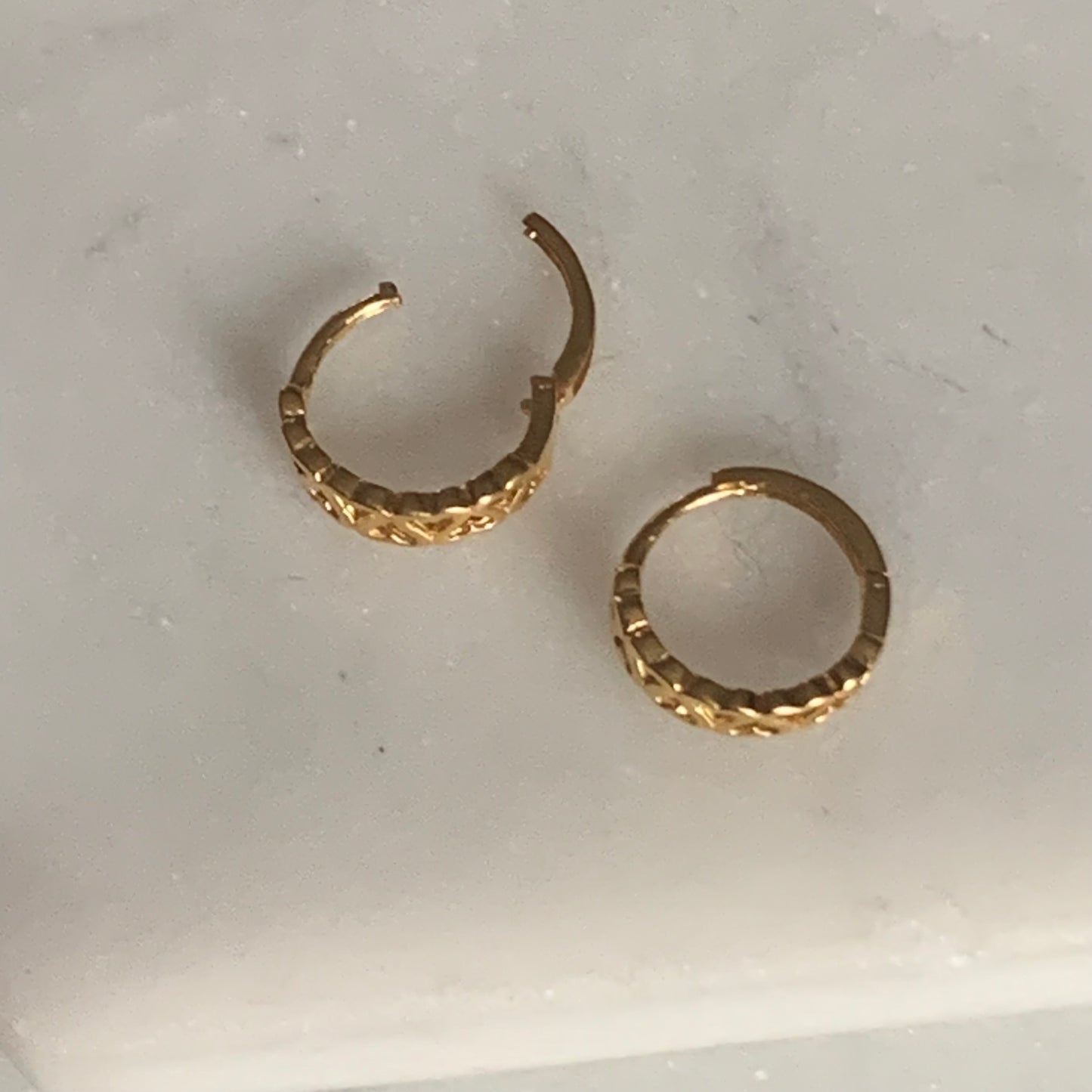 18ct Gold Huggies | 8mm