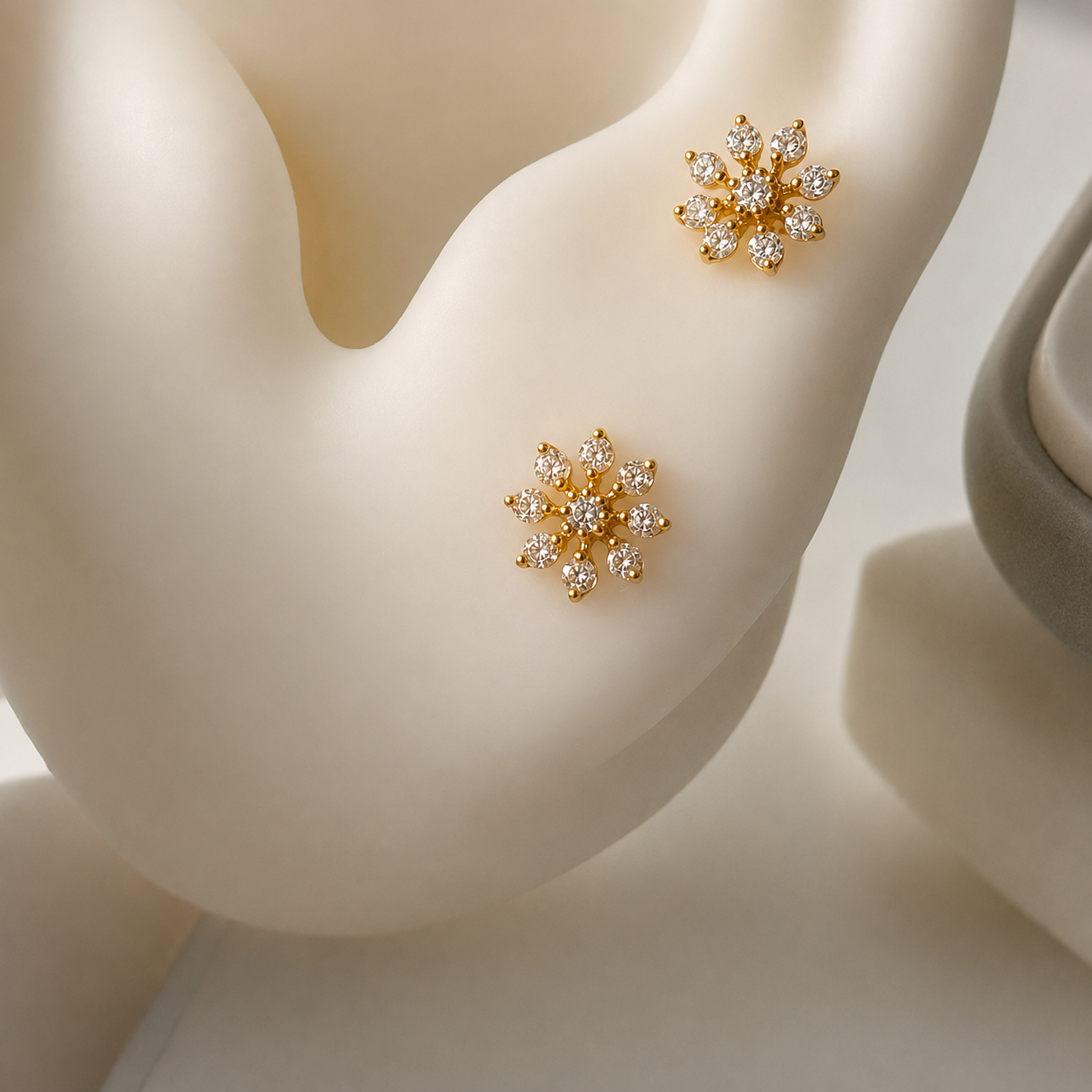 Belle, 18ct Gold Floral stud | 7mm