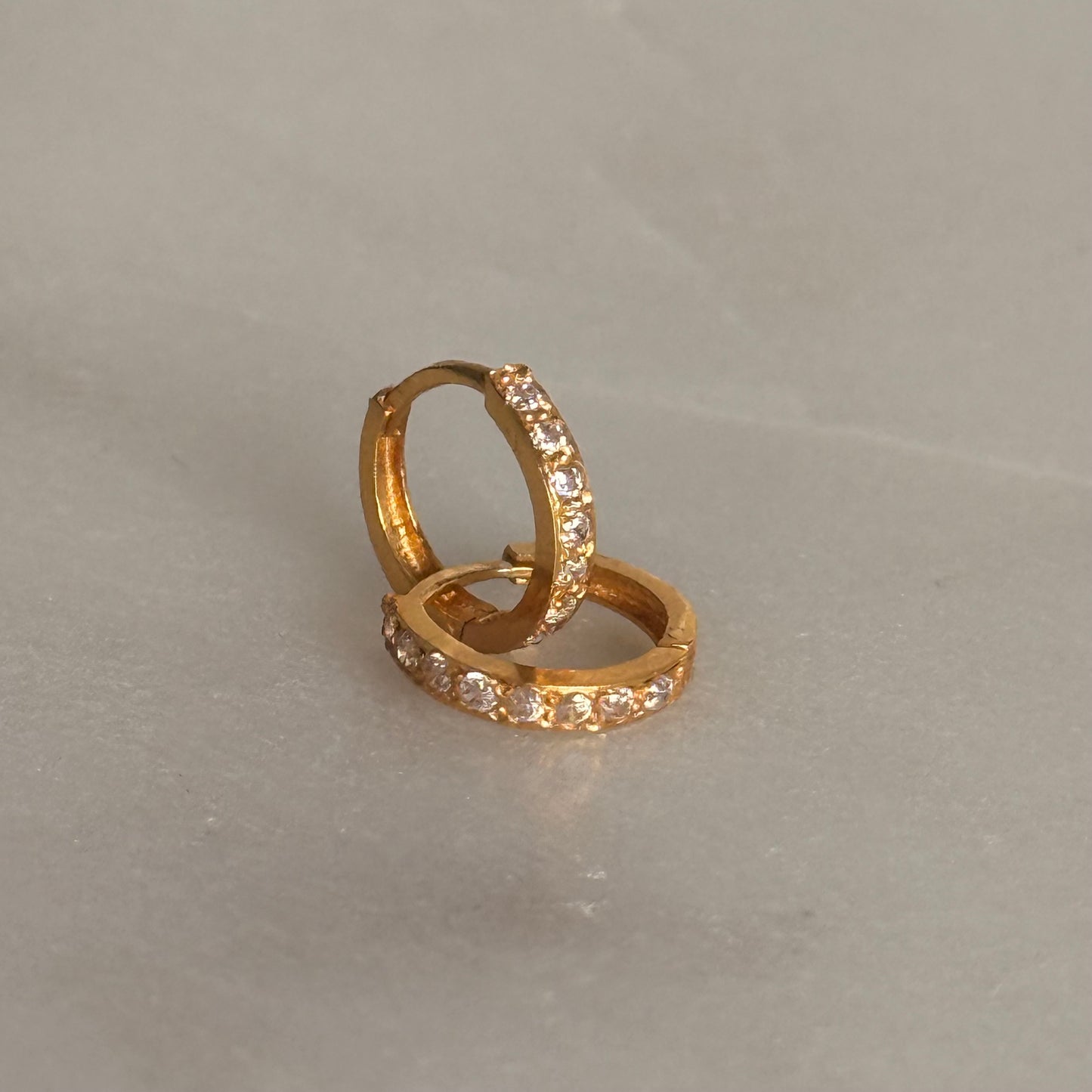 Hanna, 18ct gold Huggies | 8mm