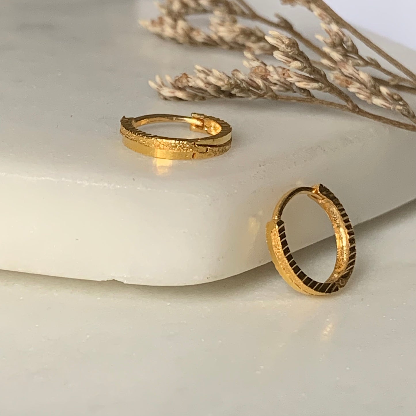 18ct Gold Huggies | 8mm