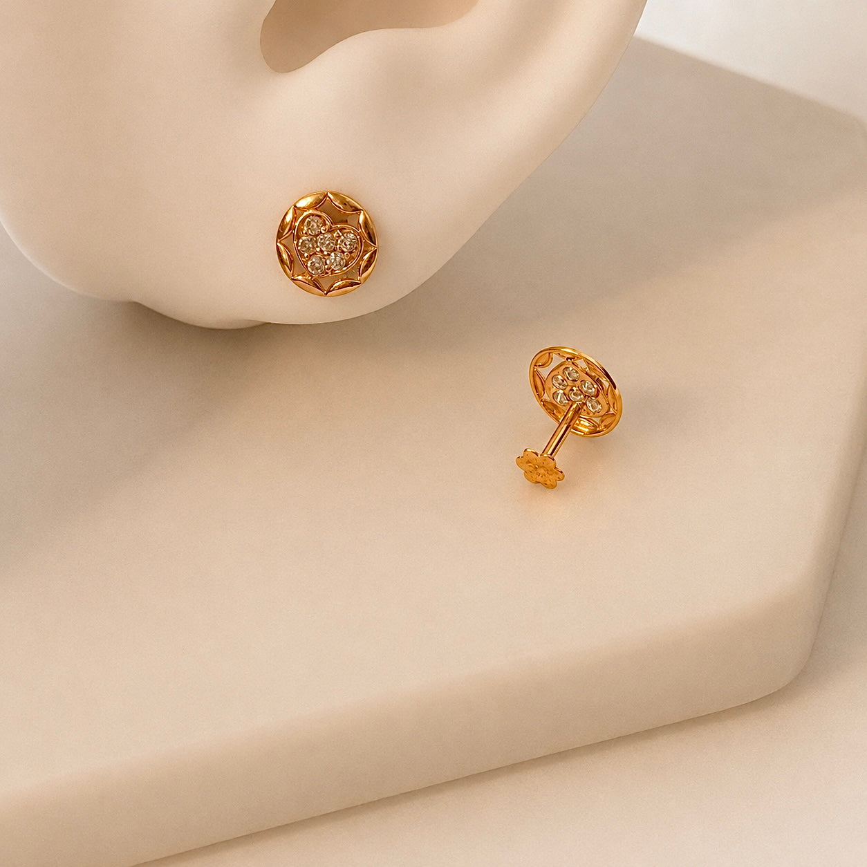 Amour | 18ct gold stud pair - 8mm