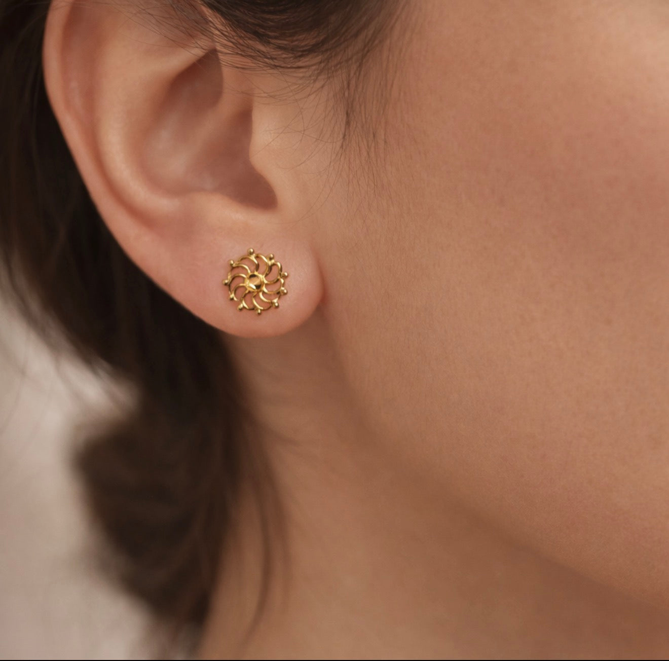 Sundial | 18ct gold studs