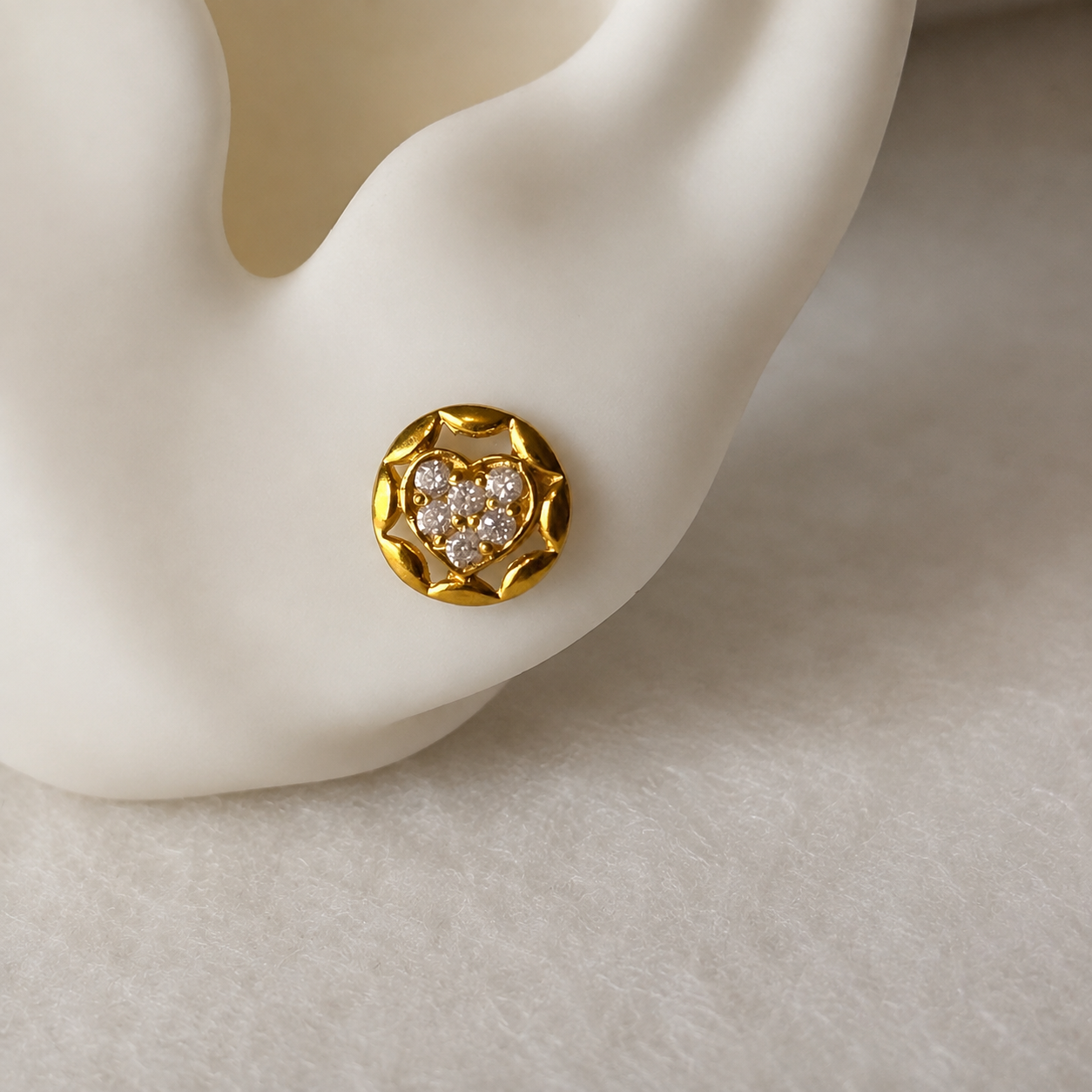 Amour | 18ct gold stud pair - 8mm