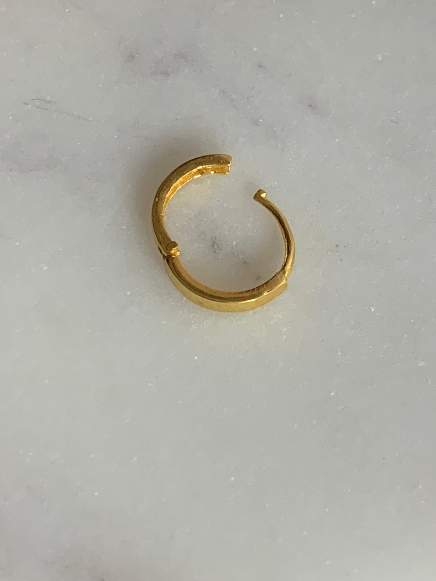 18 carat gold single hoop