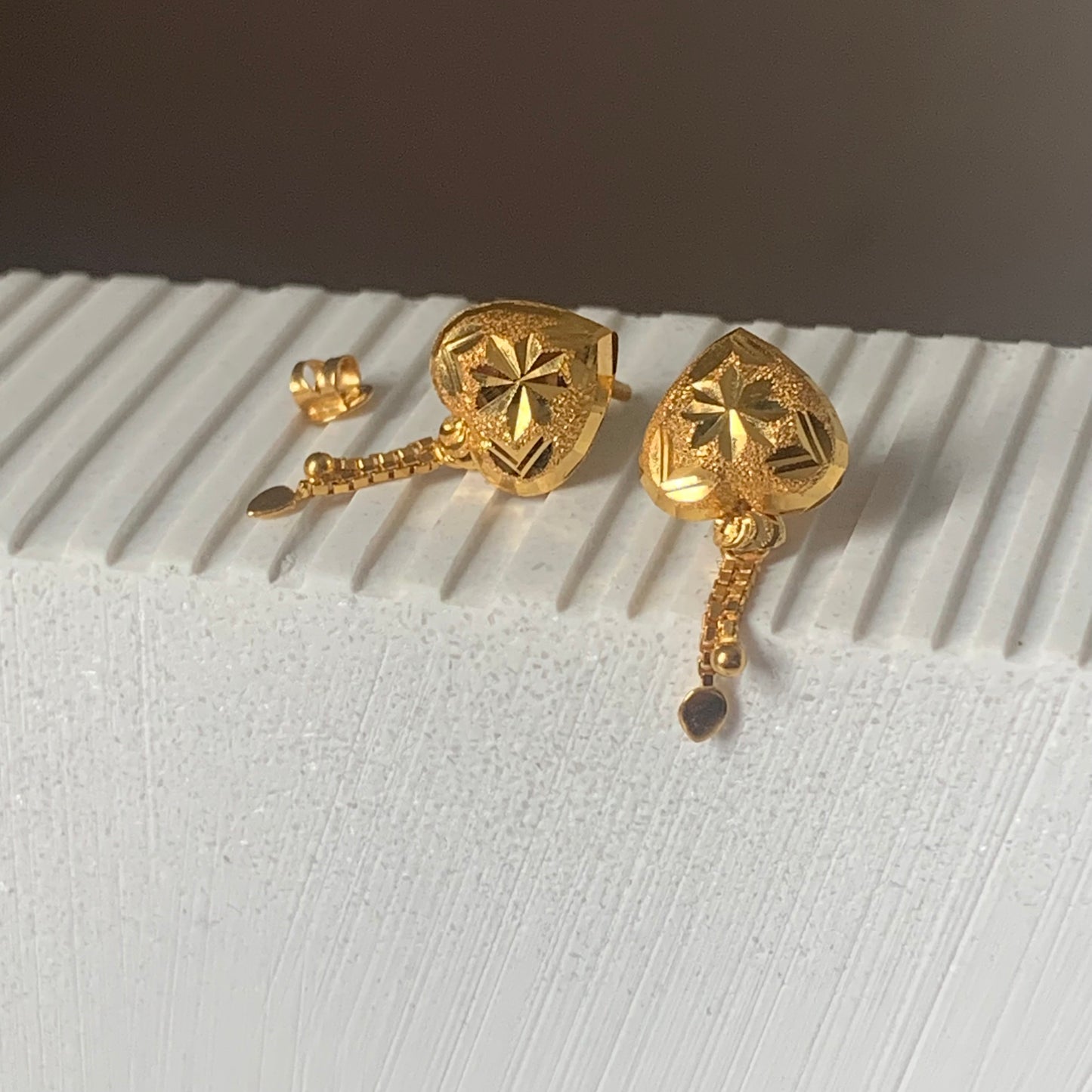 18k gold dangly stud pair (heart)