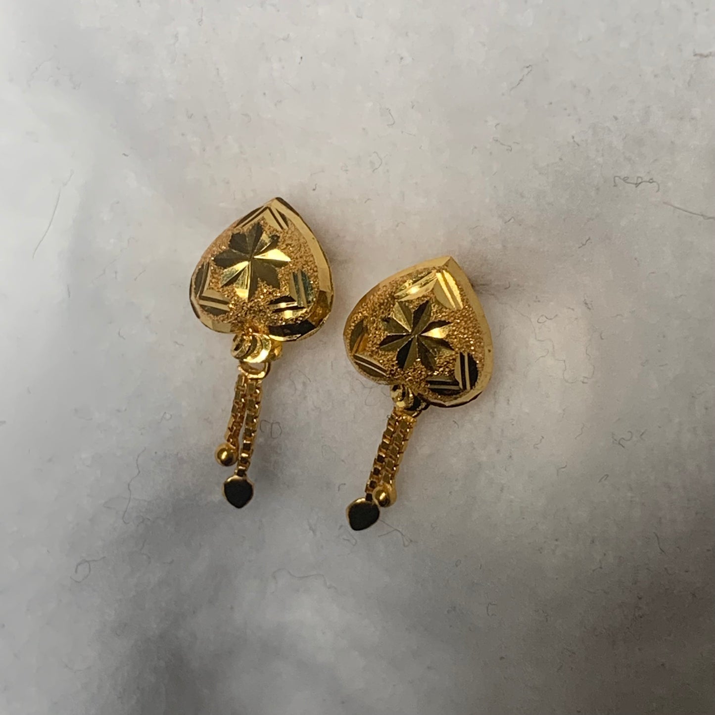 18k gold dangly stud pair (heart)