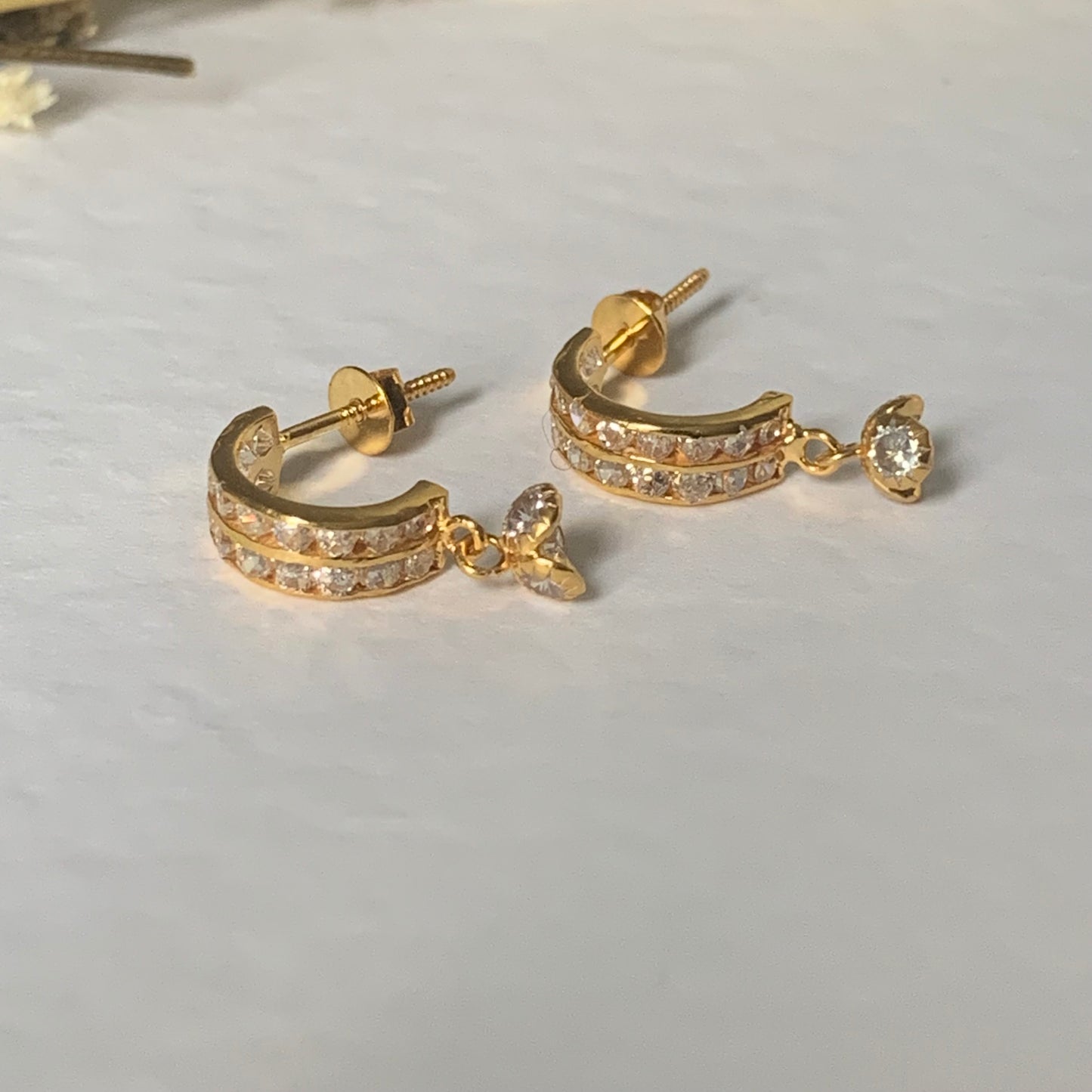 18k dangly earrings pair