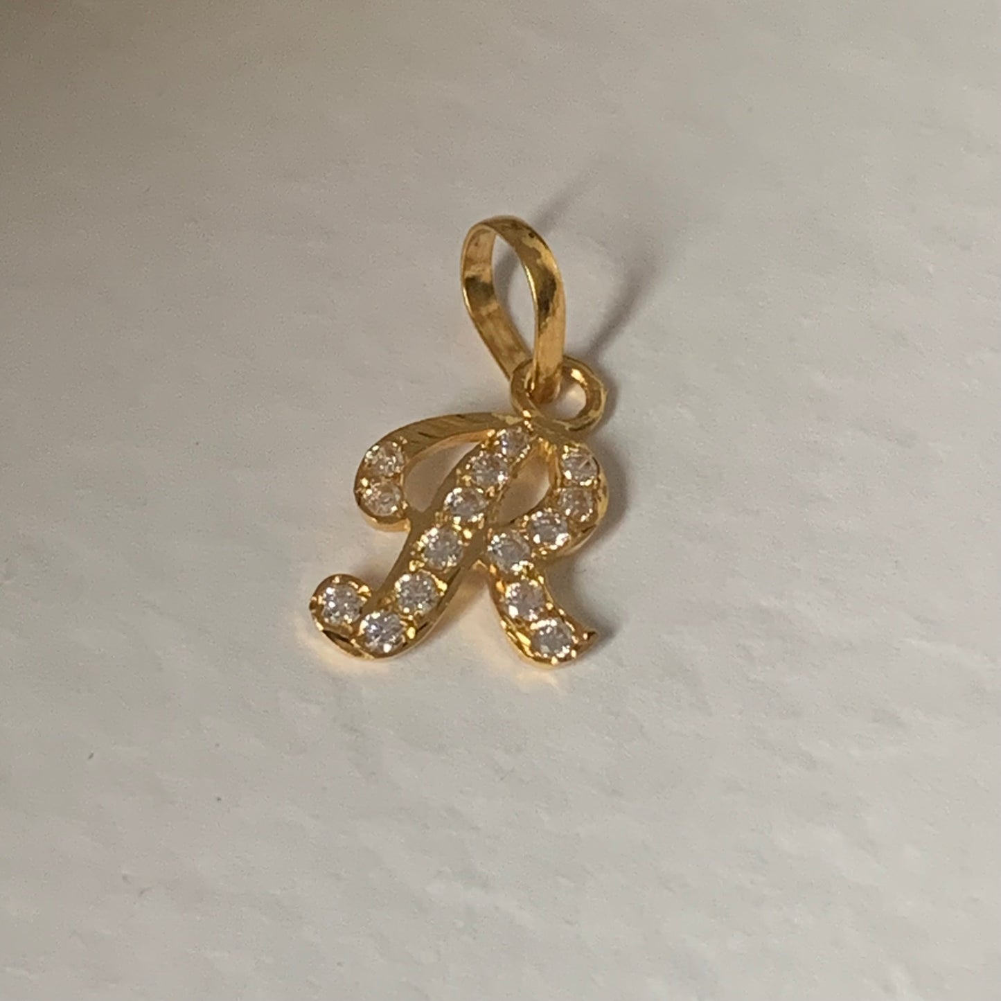 18k gold 'R' initial pendant