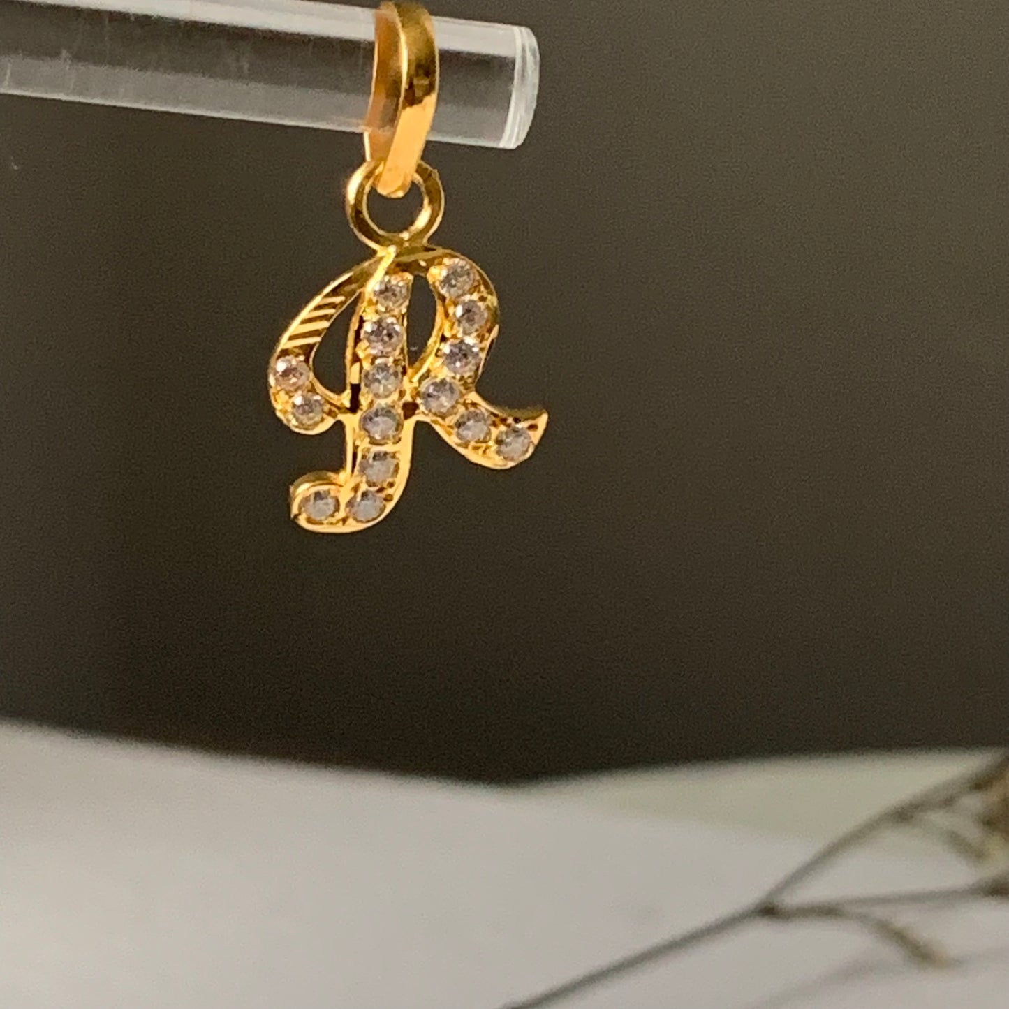 18k gold 'R' initial pendant