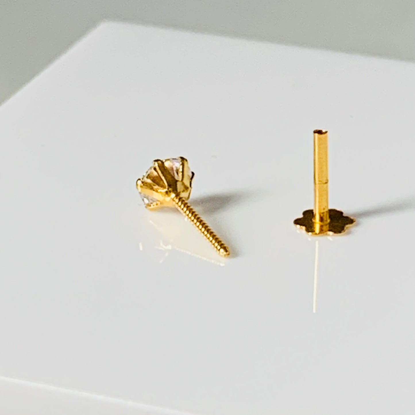 18ct Gold Claw Stud with CZ