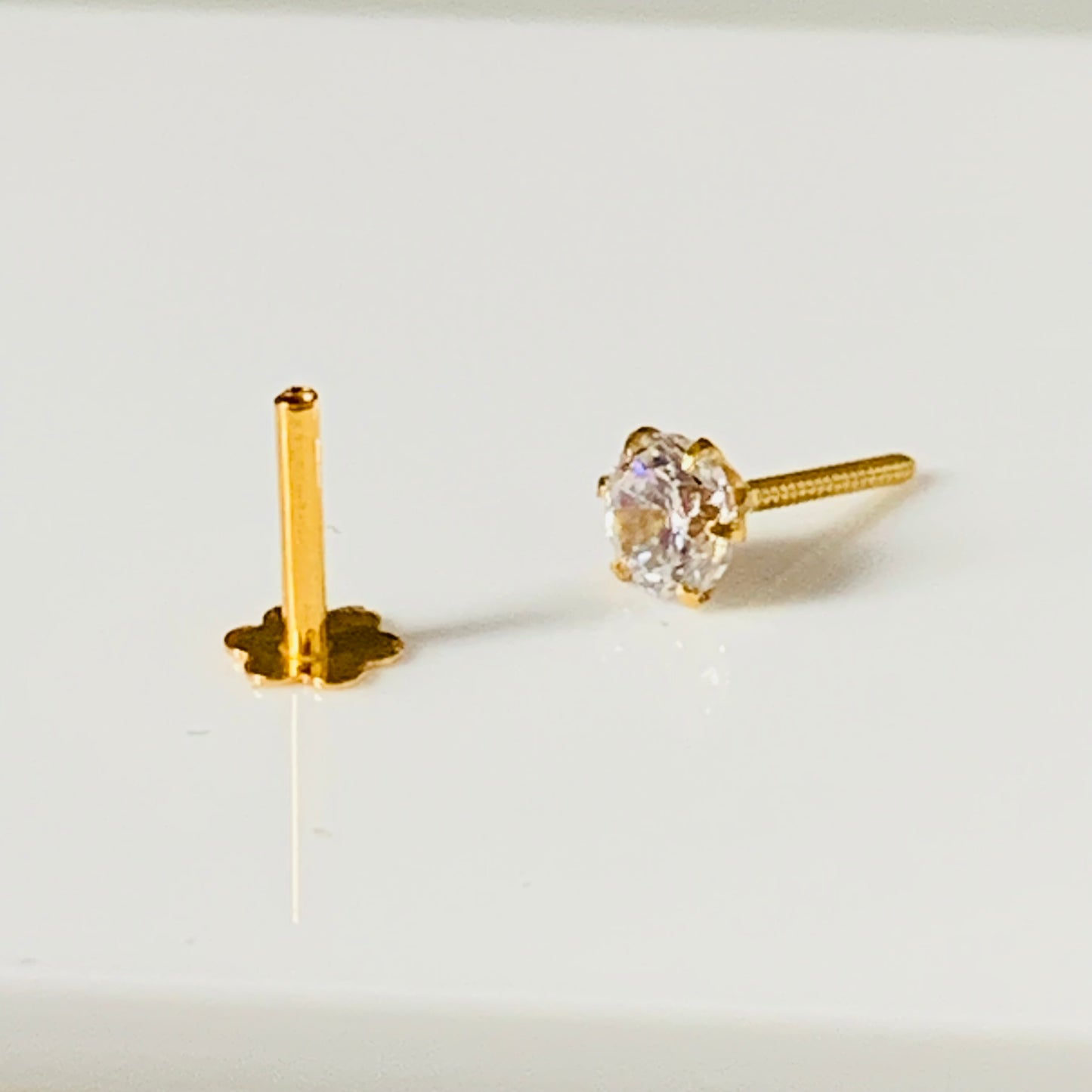 18ct Gold Claw Stud with CZ