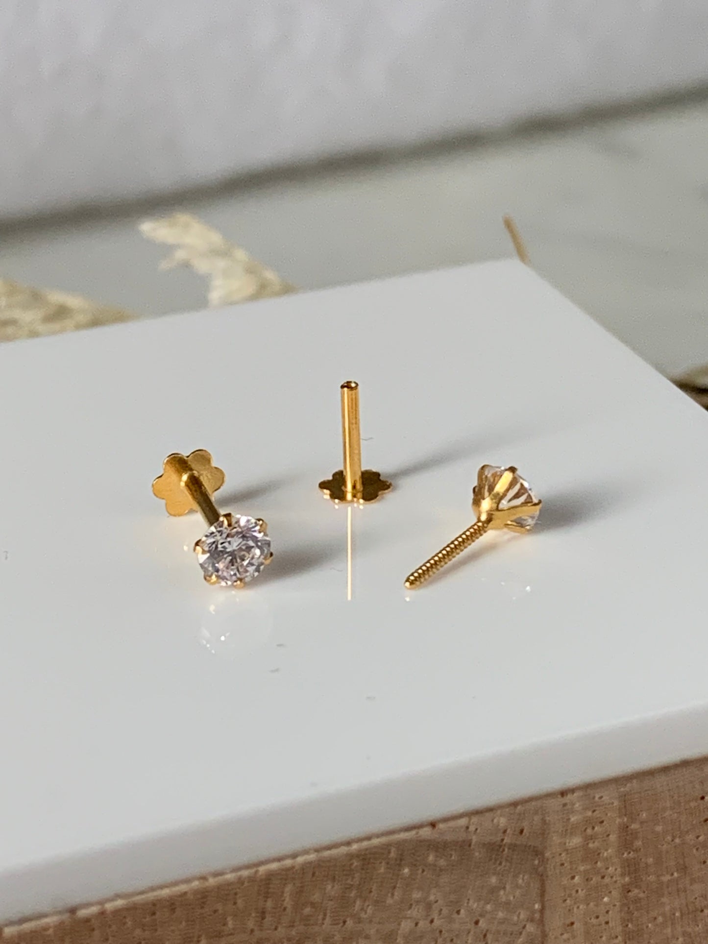 18ct Gold Claw Stud with cz | 3.5mm