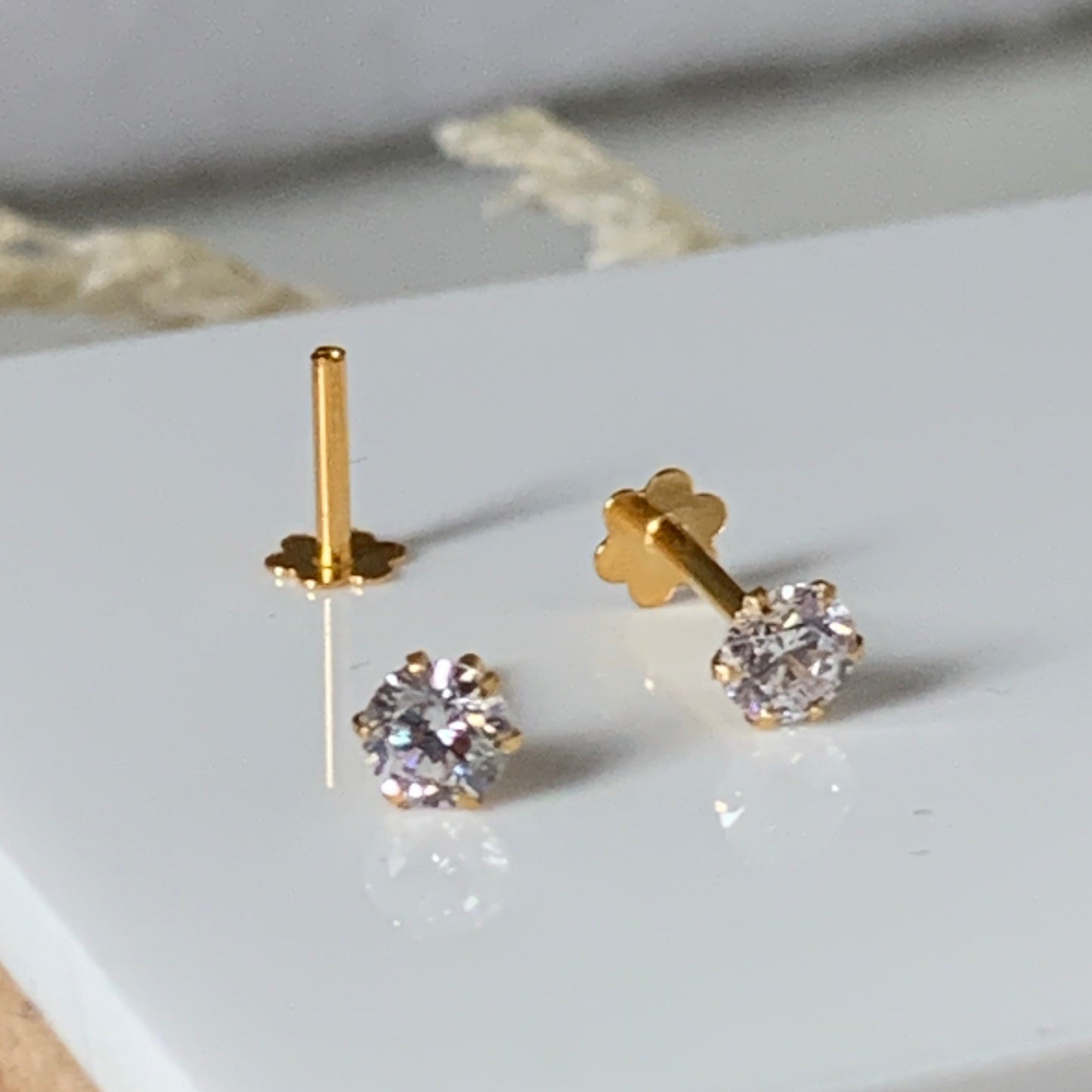 18ct Gold Claw Stud with cz | 3.5mm