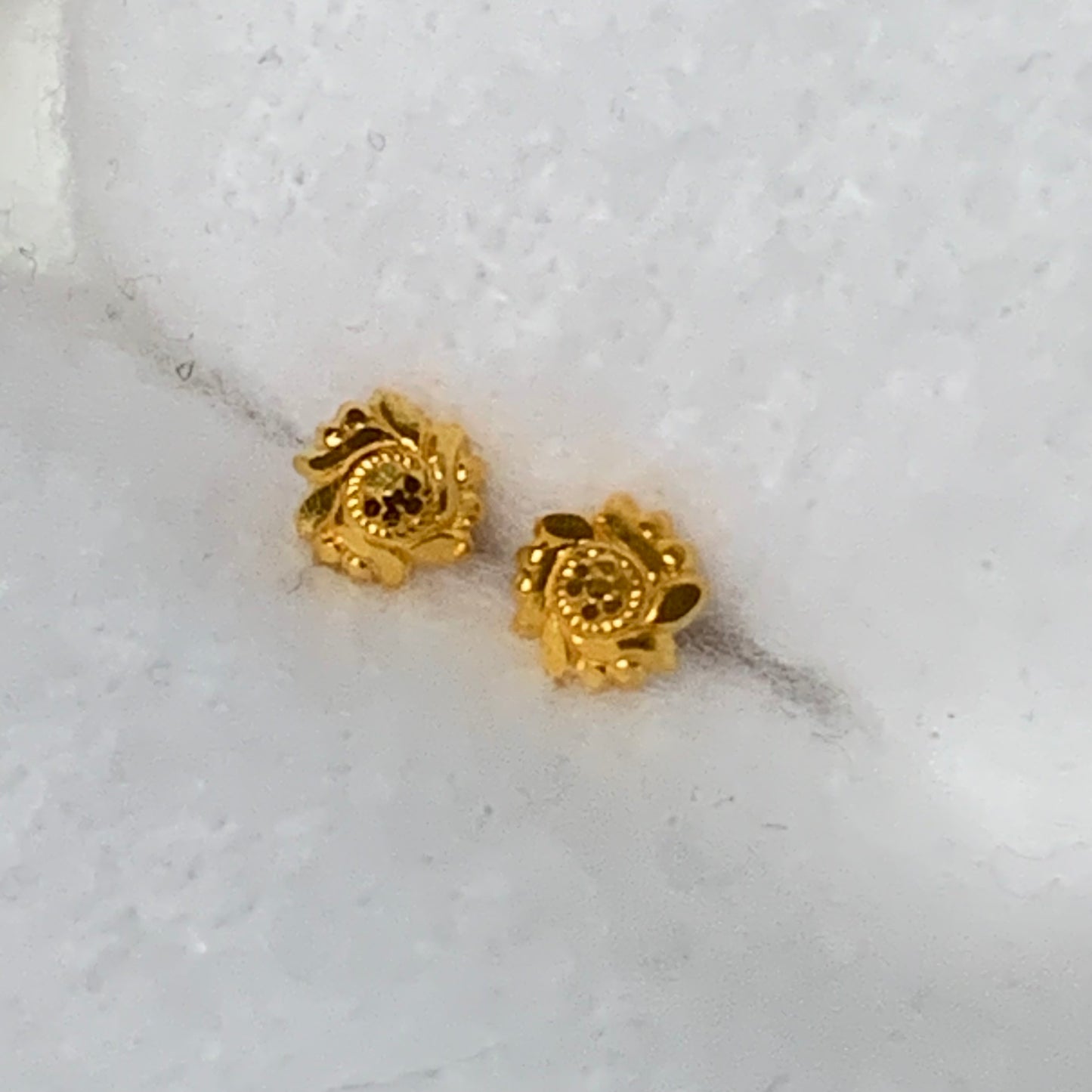 18ct gold classic stud pair