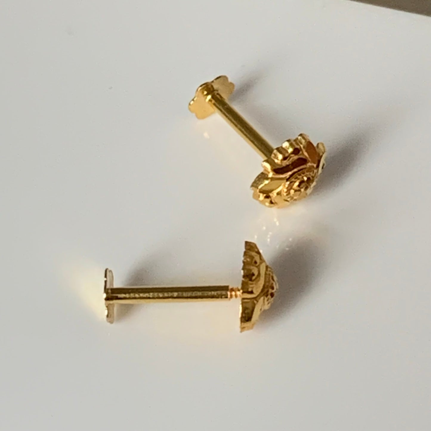 18ct gold classic stud pair