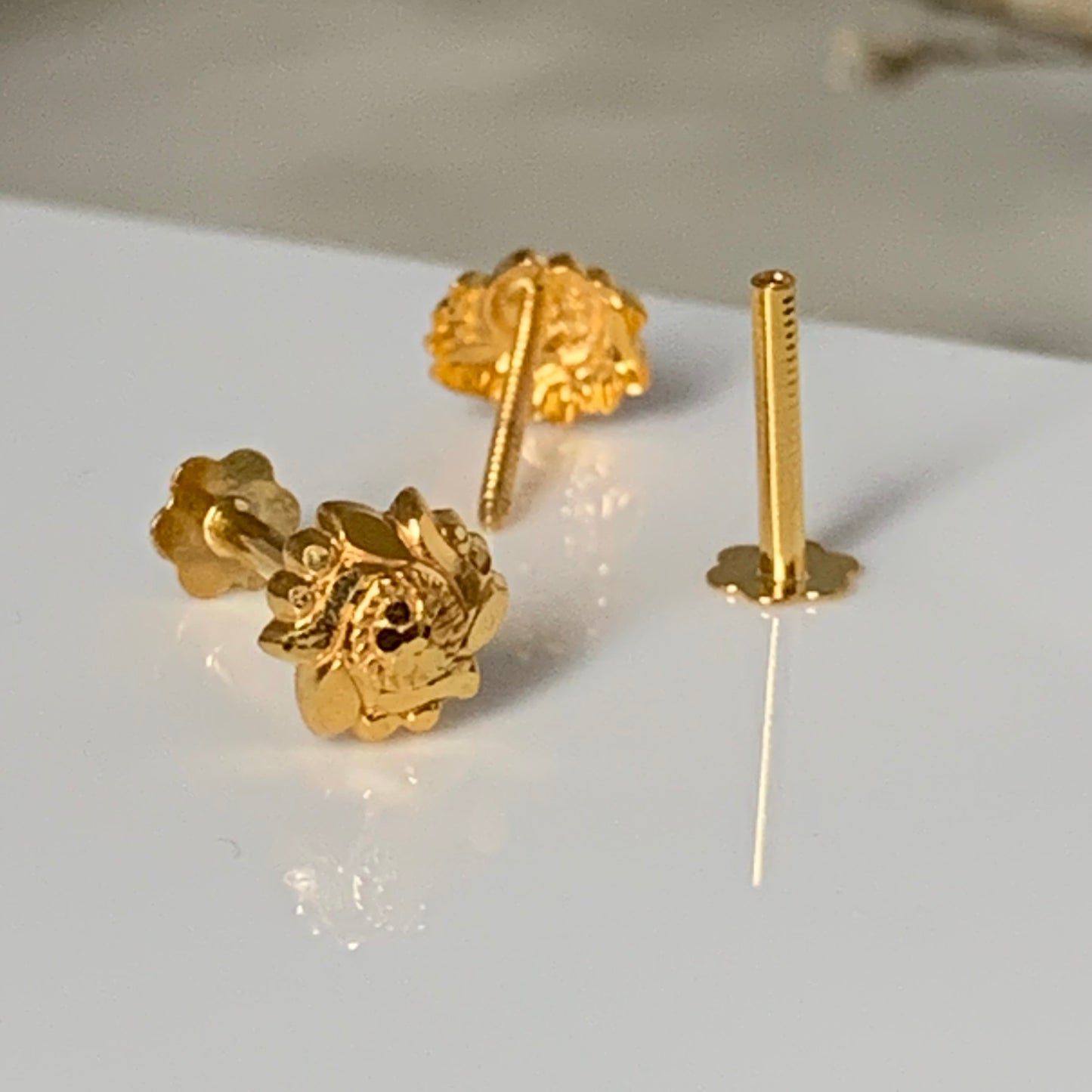 18ct gold classic stud pair