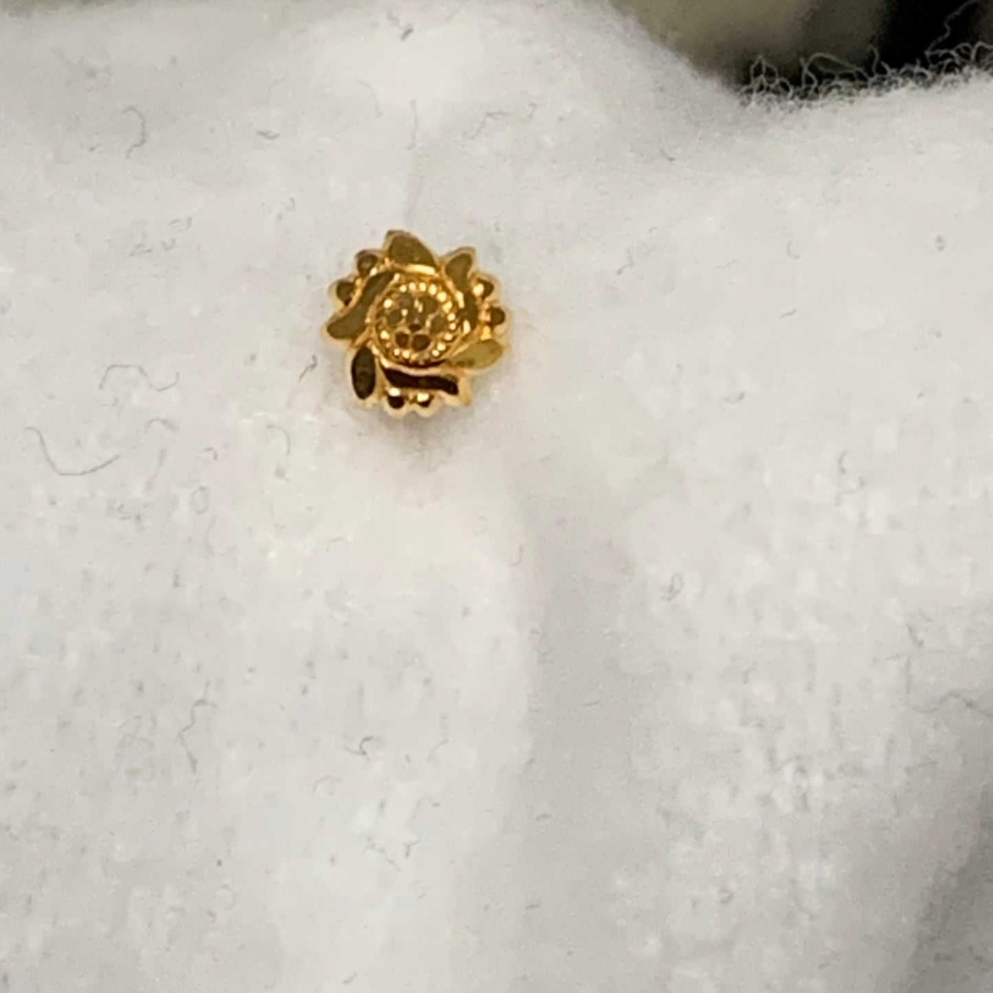 18ct gold stud