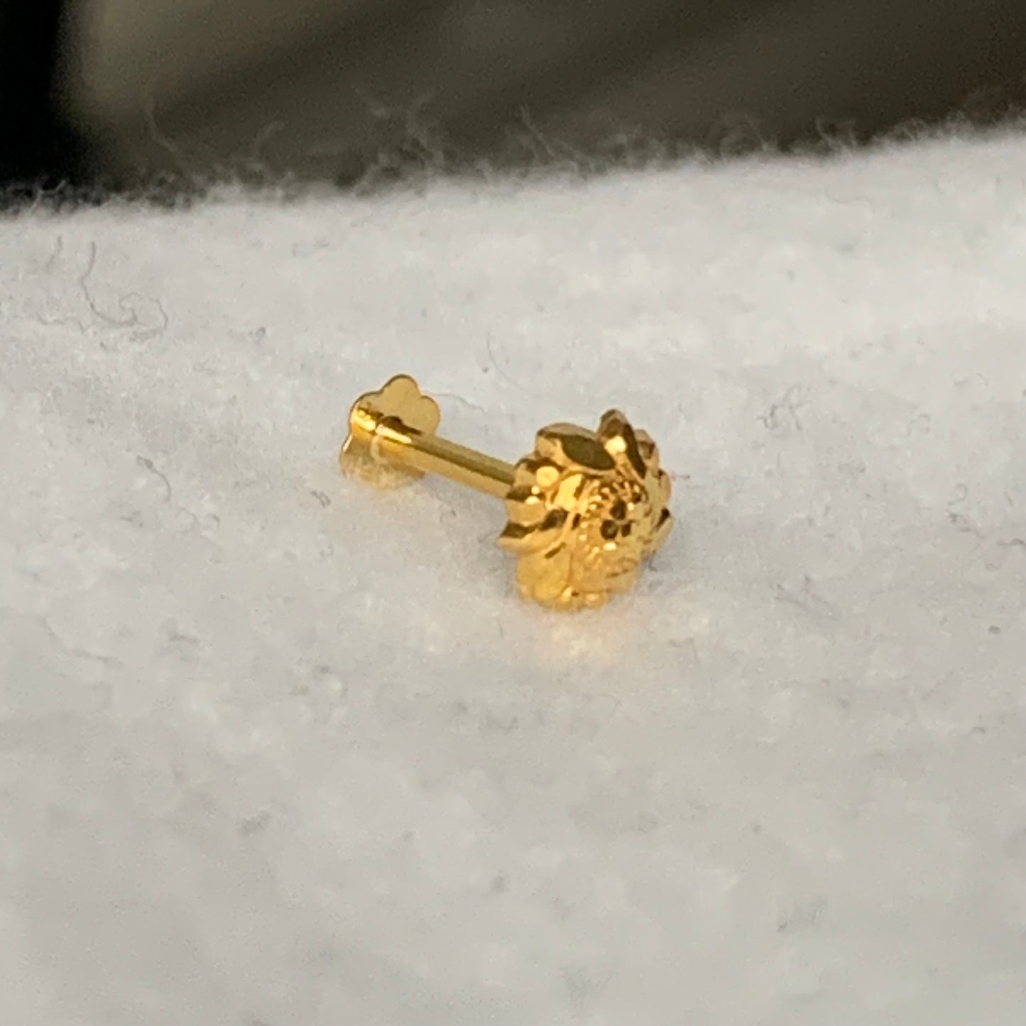 18ct gold stud