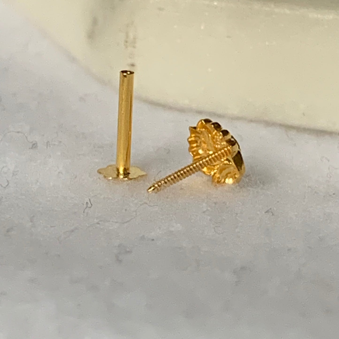 18ct gold stud