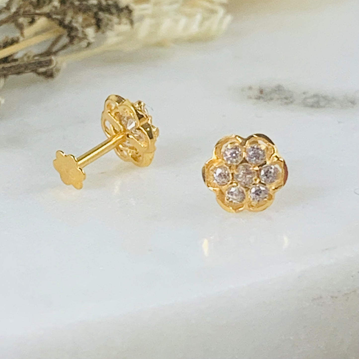 18ct gold studs flower pair