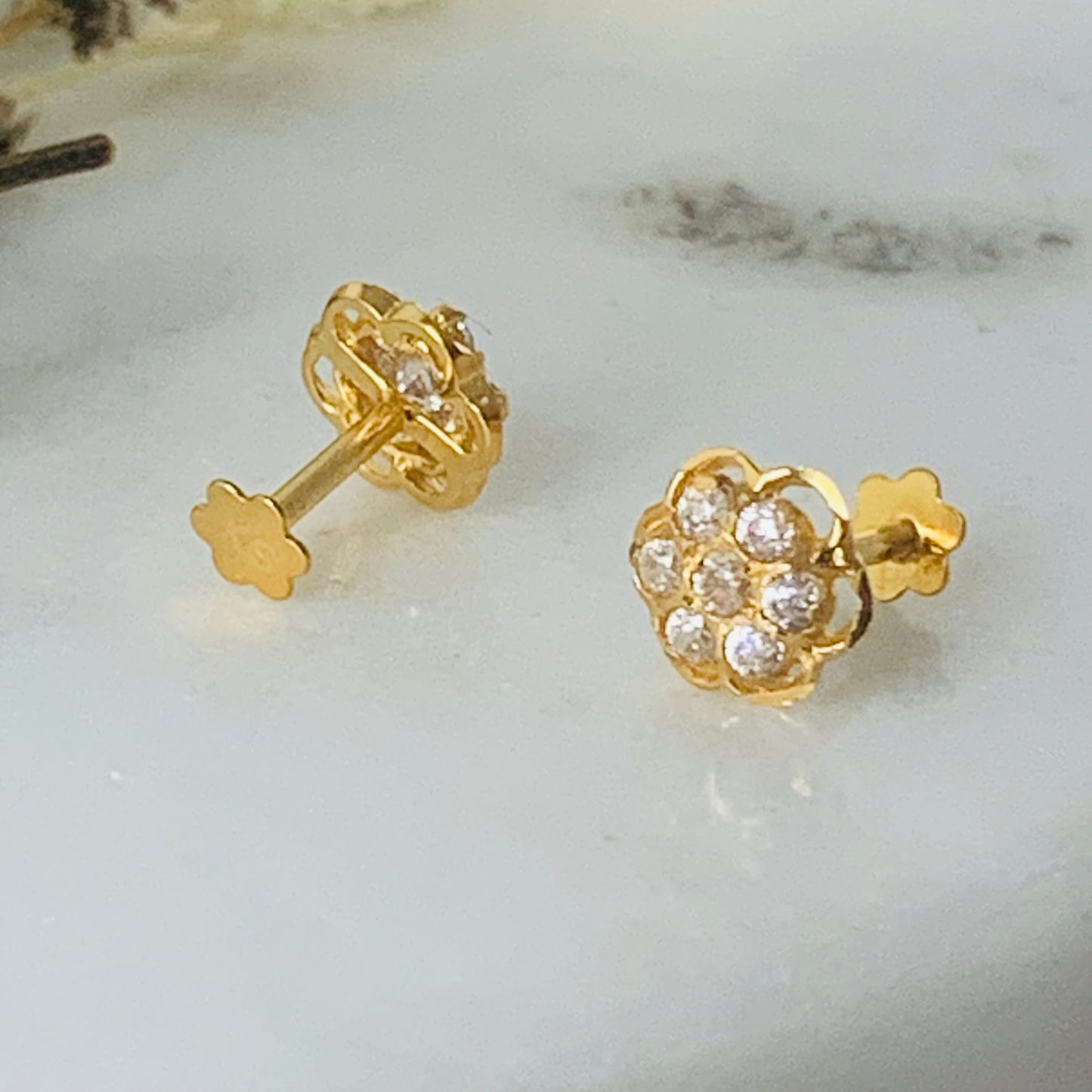 18ct gold studs flower pair