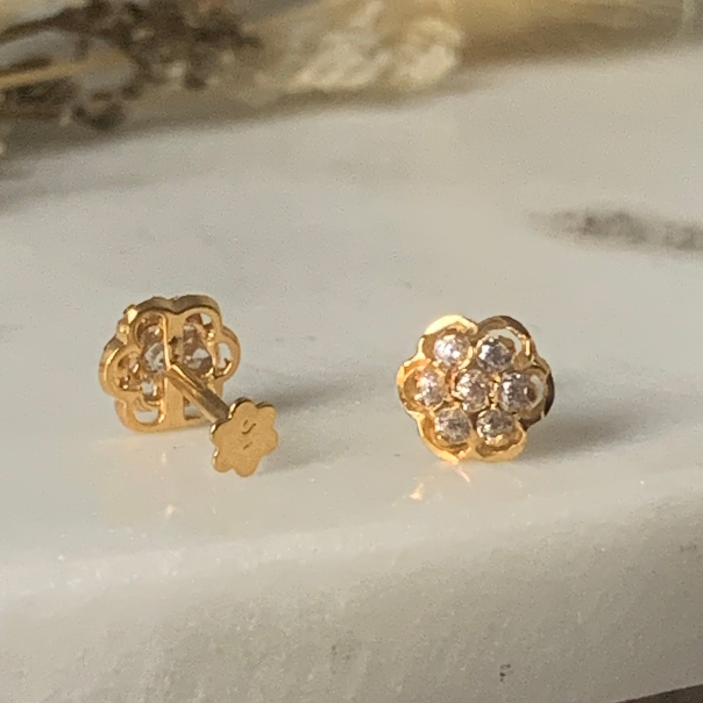 18ct gold studs flower pair