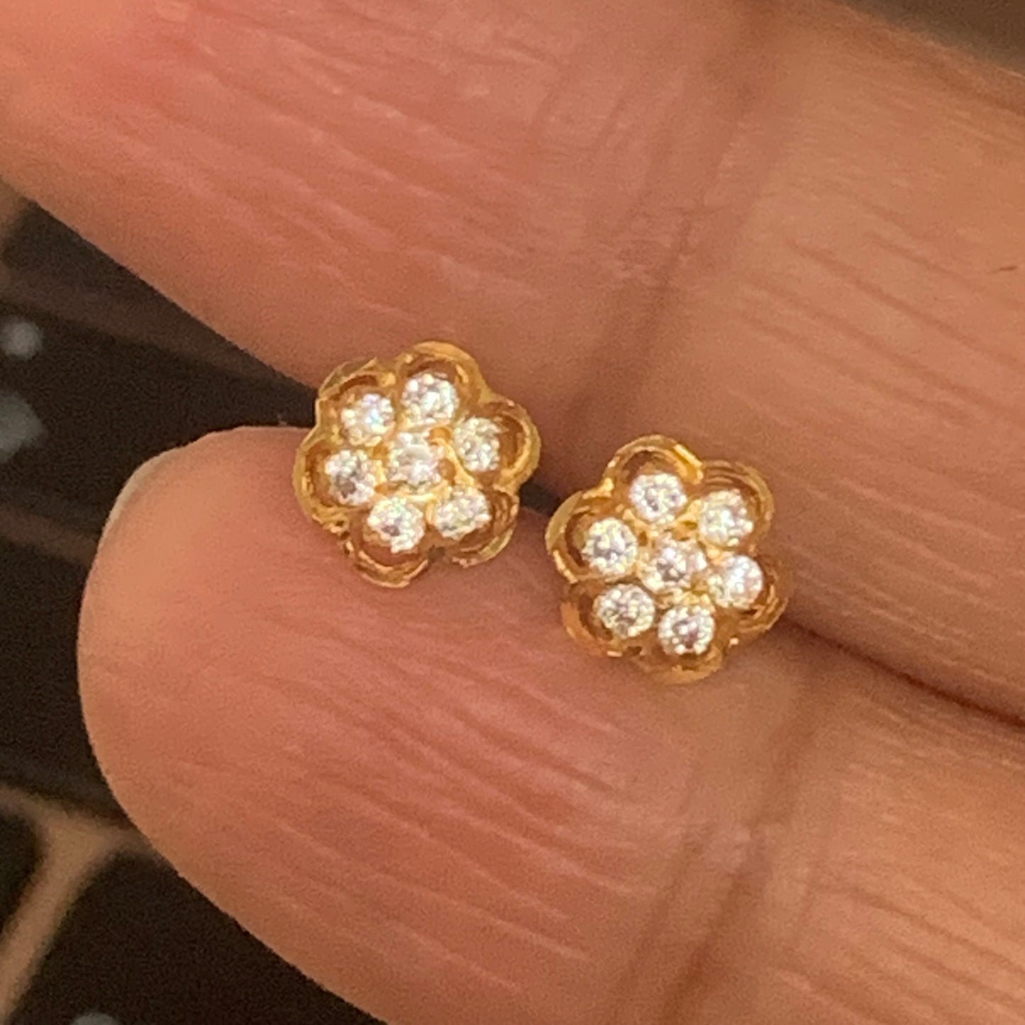 18ct gold studs flower pair