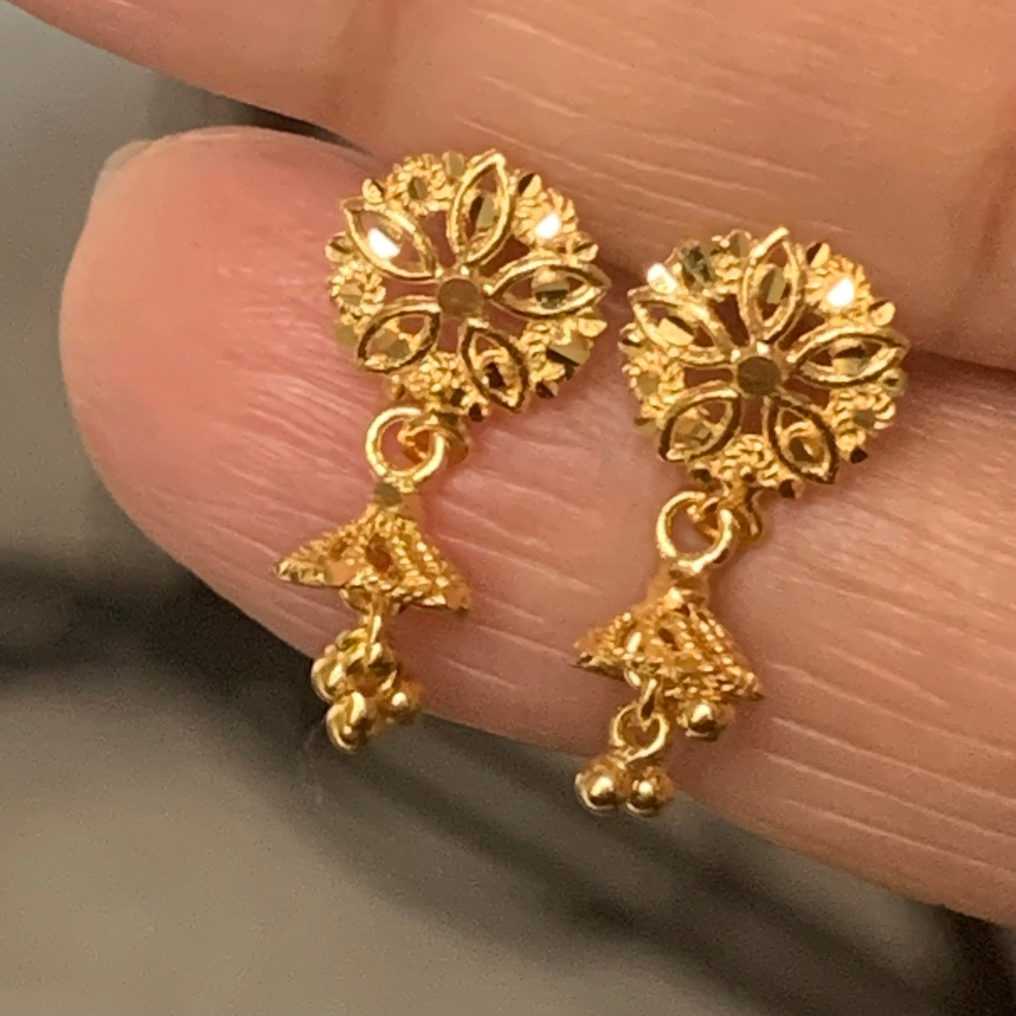 18ct Gold Jumka Stud Pair (Flat Screw Back)